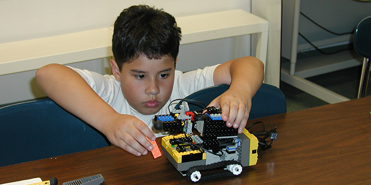 年轻的亚历克斯·库蒂正在搭建一个乐高头脑风暴机器人